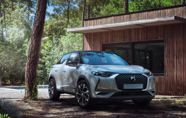Серебристый внедорожник DS 3 Crossback E-Tense 2019 года 