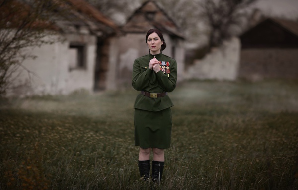 Девушка в гимнастерке с боевыми наградами на 9 мая, ретро