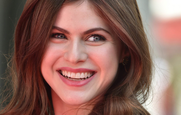 Милая улыбка актрисы Александра Даддарио