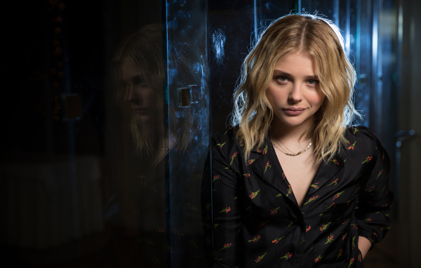 Нежная молодая девушка, актриса Хлоя Грейс Морец