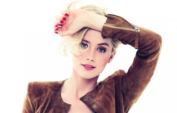 Актриса Эмбер Хёрд с красным маникюром на белом фоне