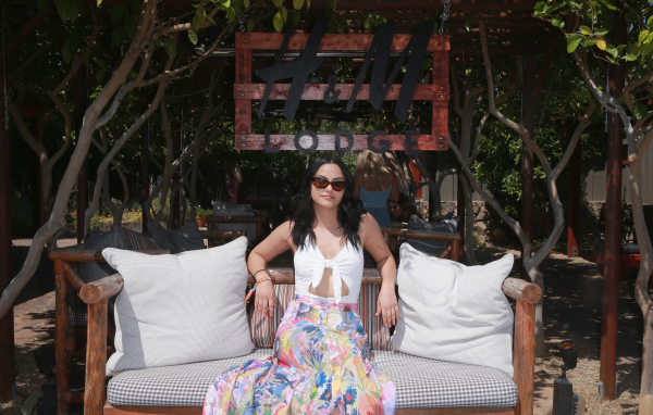 Актриса Камила Мендес сидит на диване в подушками