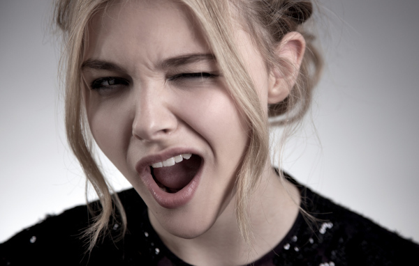 Актриса Хлоя Грейс Морец подмигивает глазом