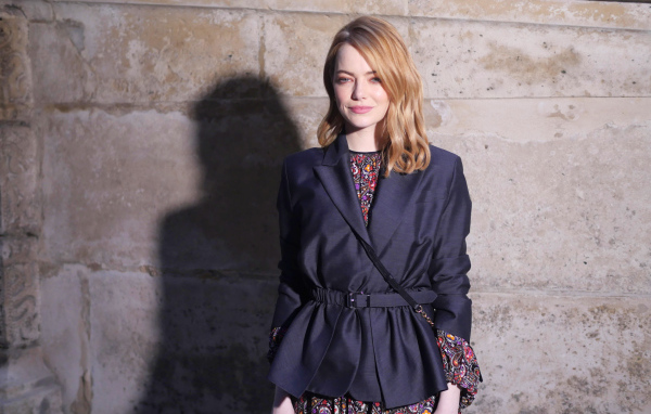 Актриса Эмма Стоун 2018 в черном пиджаке