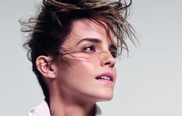 Актриса Эмма Уотсон на сером фоне