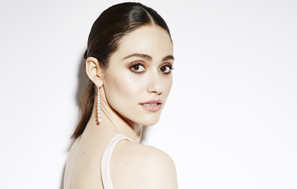 Актриса Эмми Россум фото на белом фоне