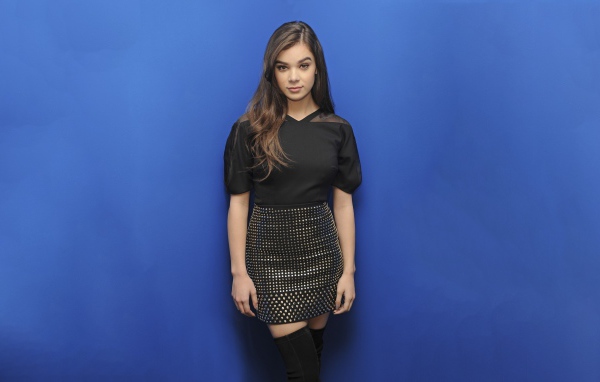 Актриса Хейли Стейнфилд на синем фоне