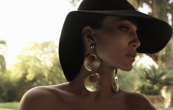 Актриса Дженнифер Лопес в большой черной шляпе