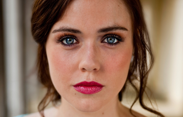 Актриса Дженни Жак с ярким макияжем 