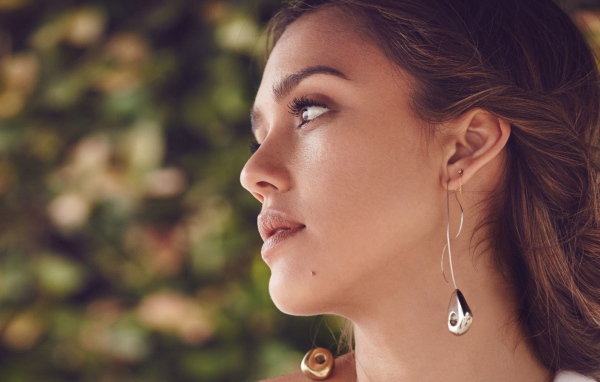 Актриса Джессика Альба с красивыми серьгами