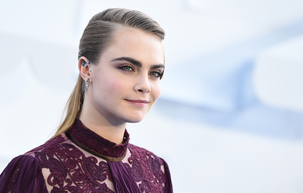 Актриса Кара Делевинь с очаровательной улыбкой