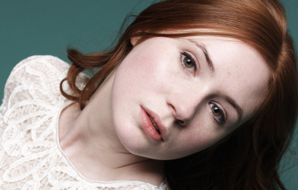 Актриса Карен Гиллан фото крупным планом