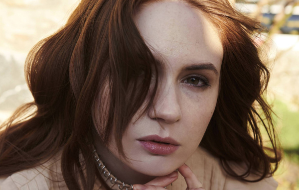 Актриса Карен Гиллан с распущенными волосами