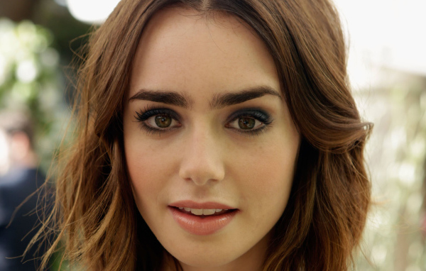 Актриса Лили Коллинз крупным планом