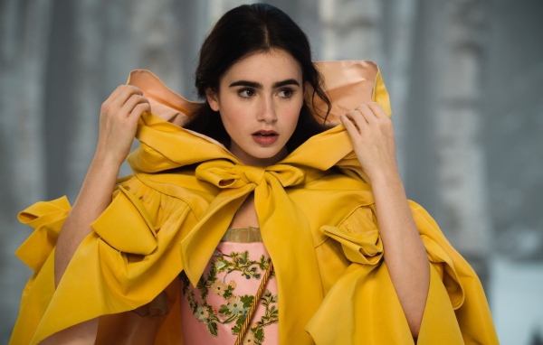 Актриса Лили Коллинз в желтом плаще