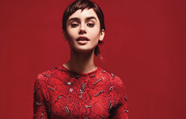 Актриса Лили Коллинз фото на красном фоне