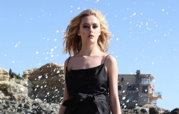 Актриса Лиззи Грин в черном платье на ветру 