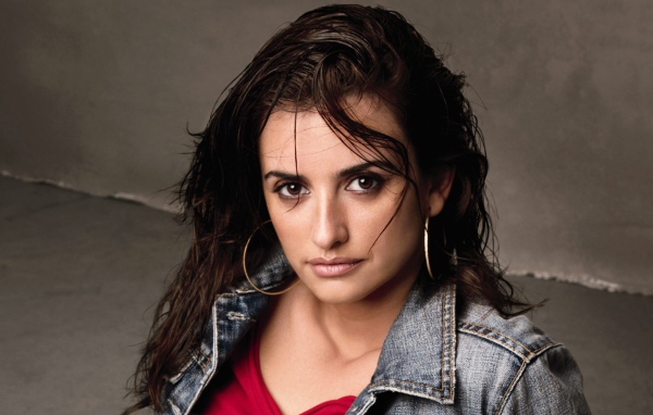 Актриса Пенелопа Крус в джинсовой куртке