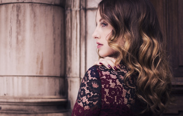 Актриса Рози Фортескью боком