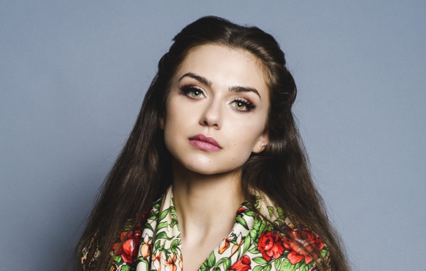 Актриса Виктория Конфал на сером фоне