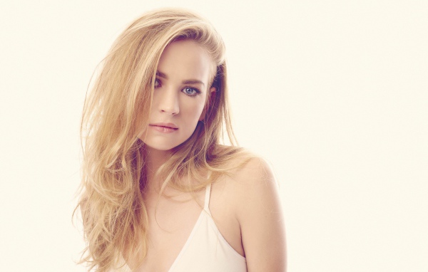 Американская актриса Бритт Робертсон фото на белом фоне