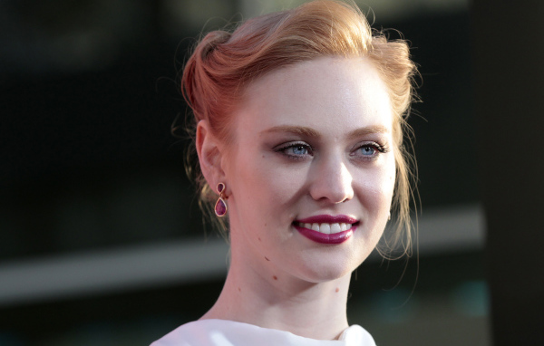 Американская актриса Дебора Энн Уолл с очаровательной улыбкой