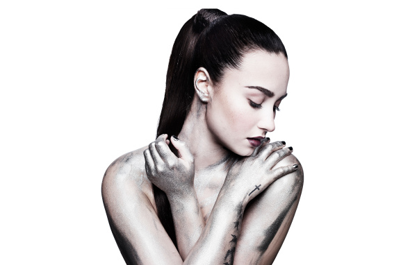 Американская актриса Деми Ловато фото на белом фоне