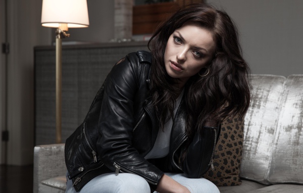 Американская актриса Франческа Фишер-Иствуд в черной кожаной куртке