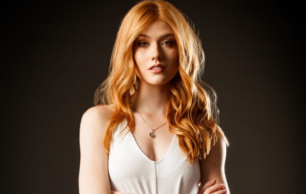 Американская актриса Кэтрин Макнамара с рыжими волосами