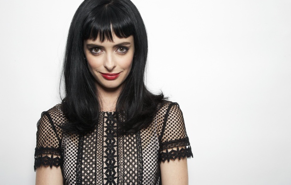 Американская актриса Кристен Риттер на сером фоне