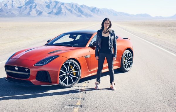 Американская актриса Мишель Родригес с автомобилем Jaguar F-TYPE
