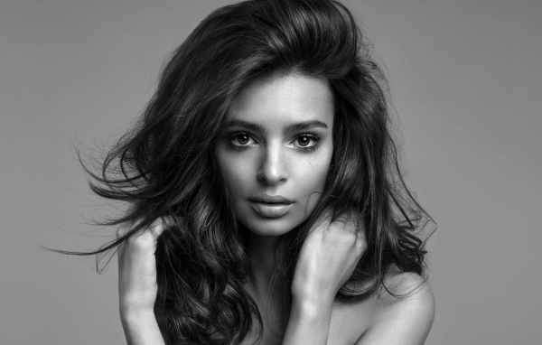Американская актриса, модель Эмили Ратаковски, черно-белое фото