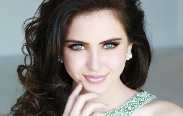 Красивая американская актриса Райан Ньюман