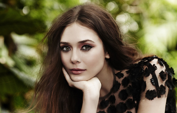 Красивая Элизабет Олсен в черном платье