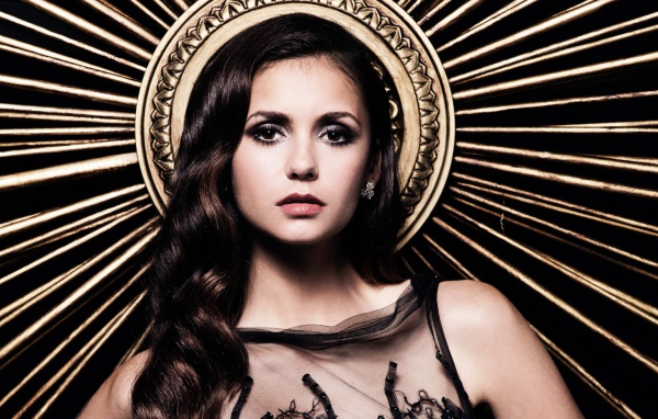 Красивая Нина Добрев с длинными волосами