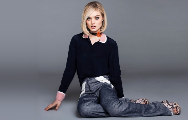 Красивая актриса Белла Хиткот на сером фоне