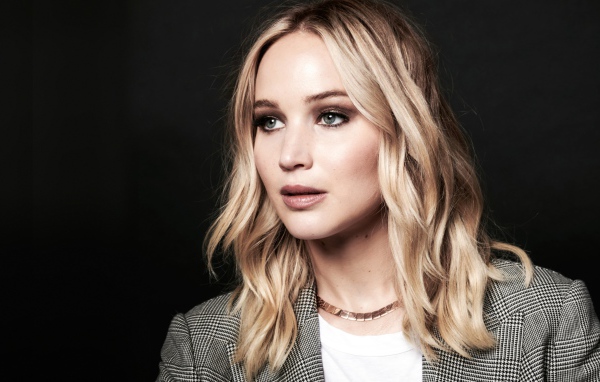 Красивая актриса Дженнифер Лоуренс на сером фоне