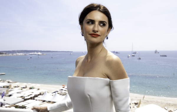 Красивая актриса Пенелопа Крус в белом платье