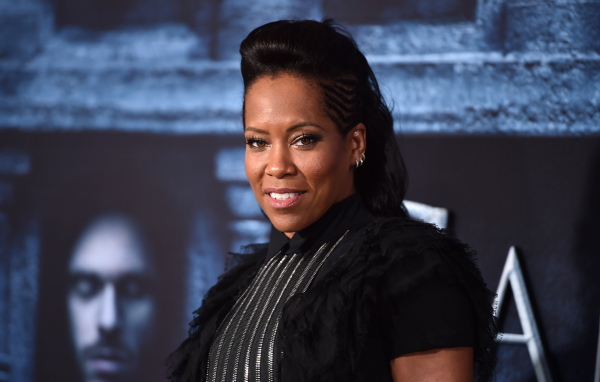 Красивая актриса Реджина Кинг в черном наряде