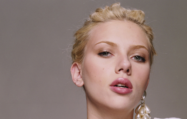 Красивая блондинка, актриса Скарлетт Йоханссон