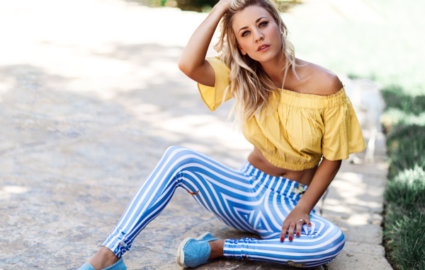 Красивая блондинка в полосатых брюках, актриса Кейли Куоко