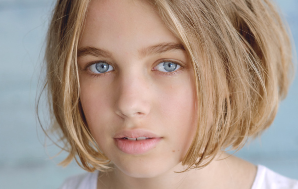 Красивая голубоглазая девушка, австралийская актриса Тиган Крофт