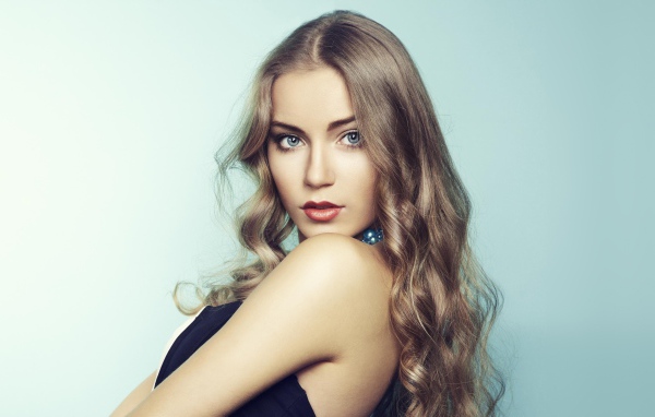 Красивая голубоглазая девушка, актриса Арина Постникова