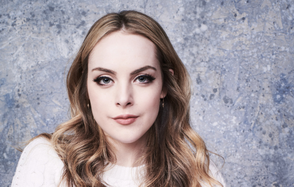 Красивая голубоглазая длинноволосая девушка, актриса Элизабет Гиллис 2018