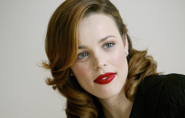 Красивая яркая актриса Рэйчел Макадамс на сером фоне