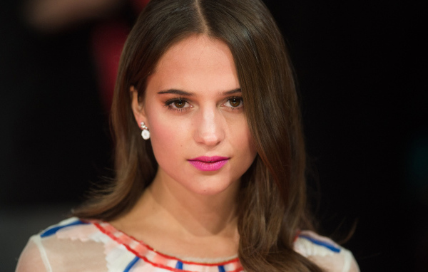 Красивая кареглазая девушка, актриса Алисия Викандер