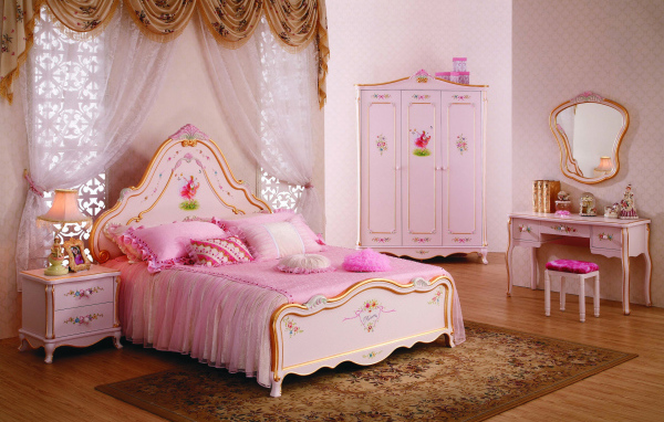 Красивая детская спальня для девочки в розовом платье