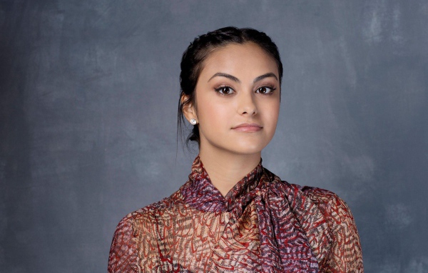 Красивая девушка, актриса Камила Мендес на сером фоне