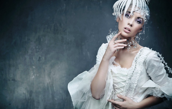 Красивая девушка невеста в старинном платье 