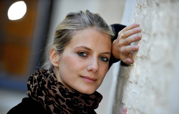 Красивая зеленоглазая актриса Мелани Лоран